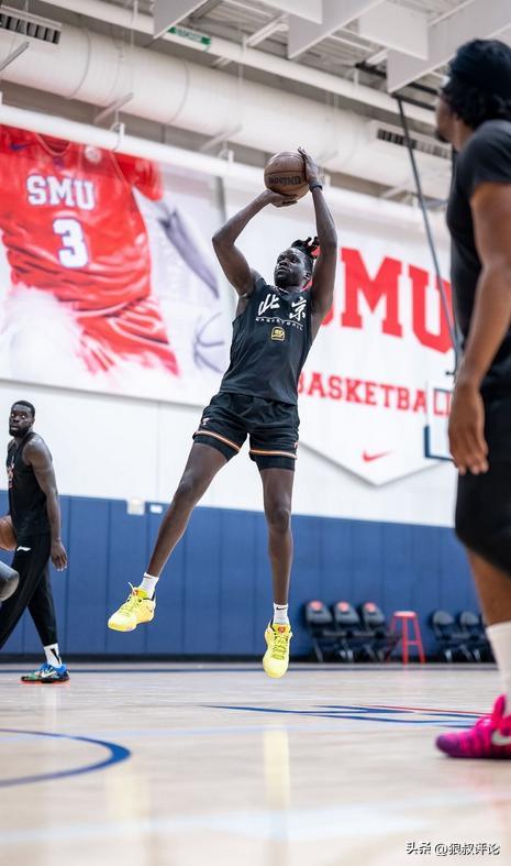 还能回来吗？奥莫特身穿北京男篮训练服训练 球迷热议一边倒